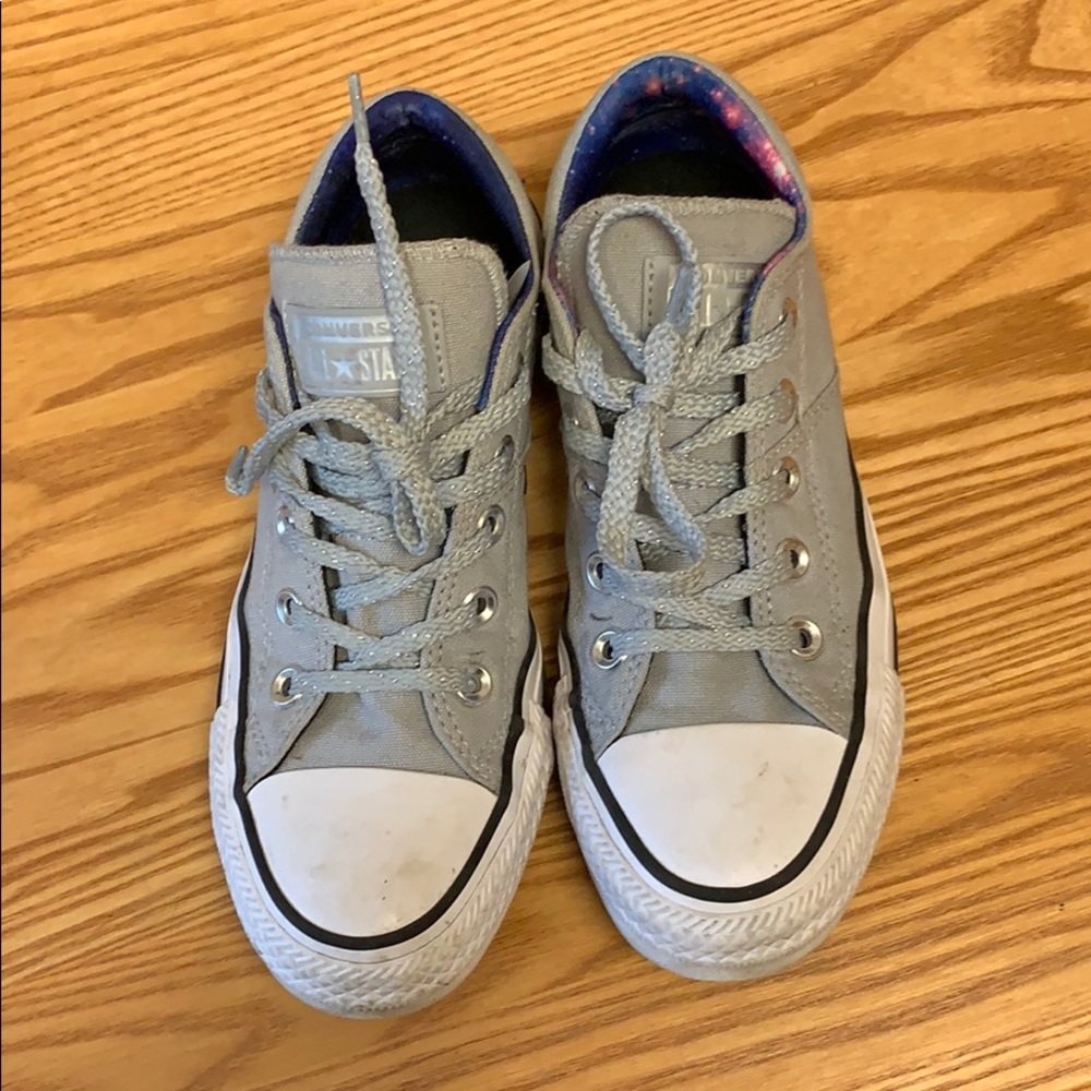 SUPER cute grey converse!